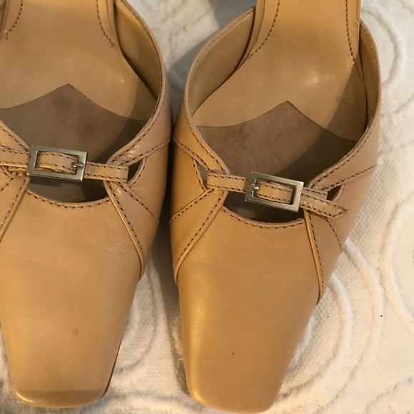 Michelle D slip on mules. Size 6.5. Cream color - Picture 4 of 5